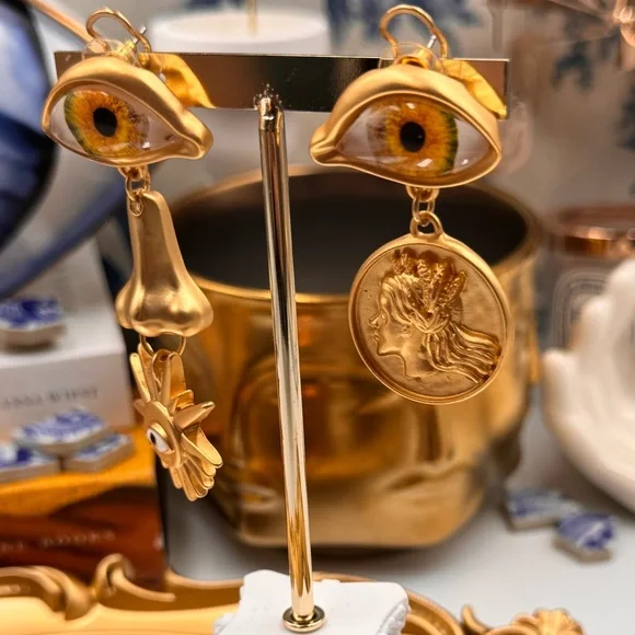 🆕 SCHIAPARELLI for V&A Museum 🧿 NWOT Surrealist Charm Earrings - Yellow Eye - Picture 12 of 17